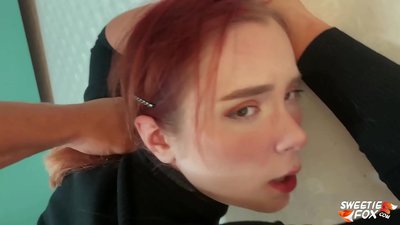 Lehilahy voafandrika ao amin'ny vava sy ny Pussy Mankatò mena mena sy mitomany amin'ny nono